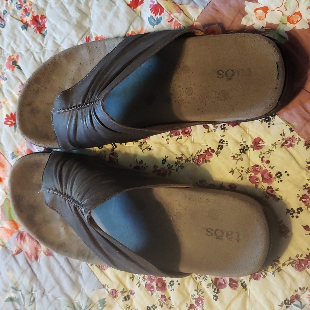 Taos Gift 2 sandals sz 8 Brown